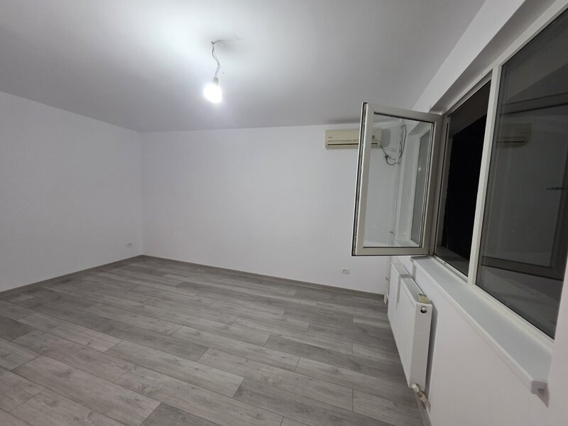 Dristor, Camil Resu, bloc mixt, etaj 4